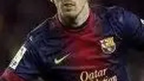 郭晶晶身着汉服闪耀登场，霍启刚紧随其后未离妻子身旁